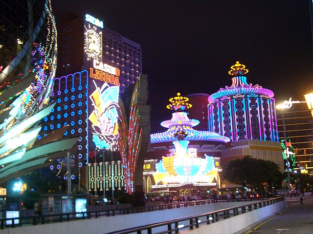 640px-Macau-Casino-Lisboa-at-night-0824