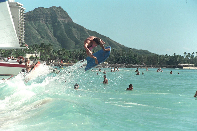 Surfing at Waikiki Beach | © Alan Light/flickr